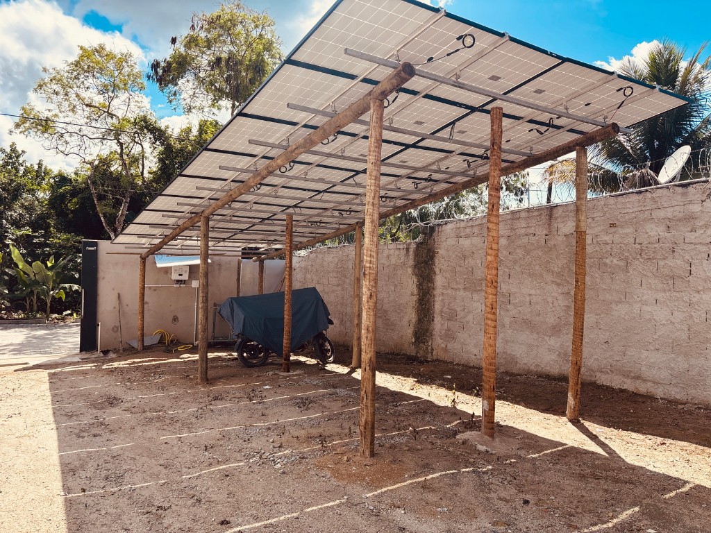 Vagas cobertas com painéis solares no Park Self Porto Seguro