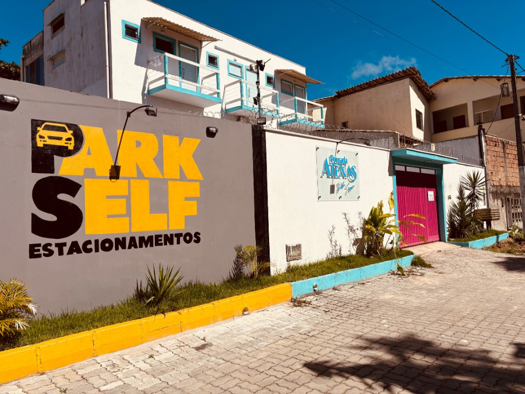 Fachada do Park Self Estacionamento e Pousada Atenas em Porto Seguro